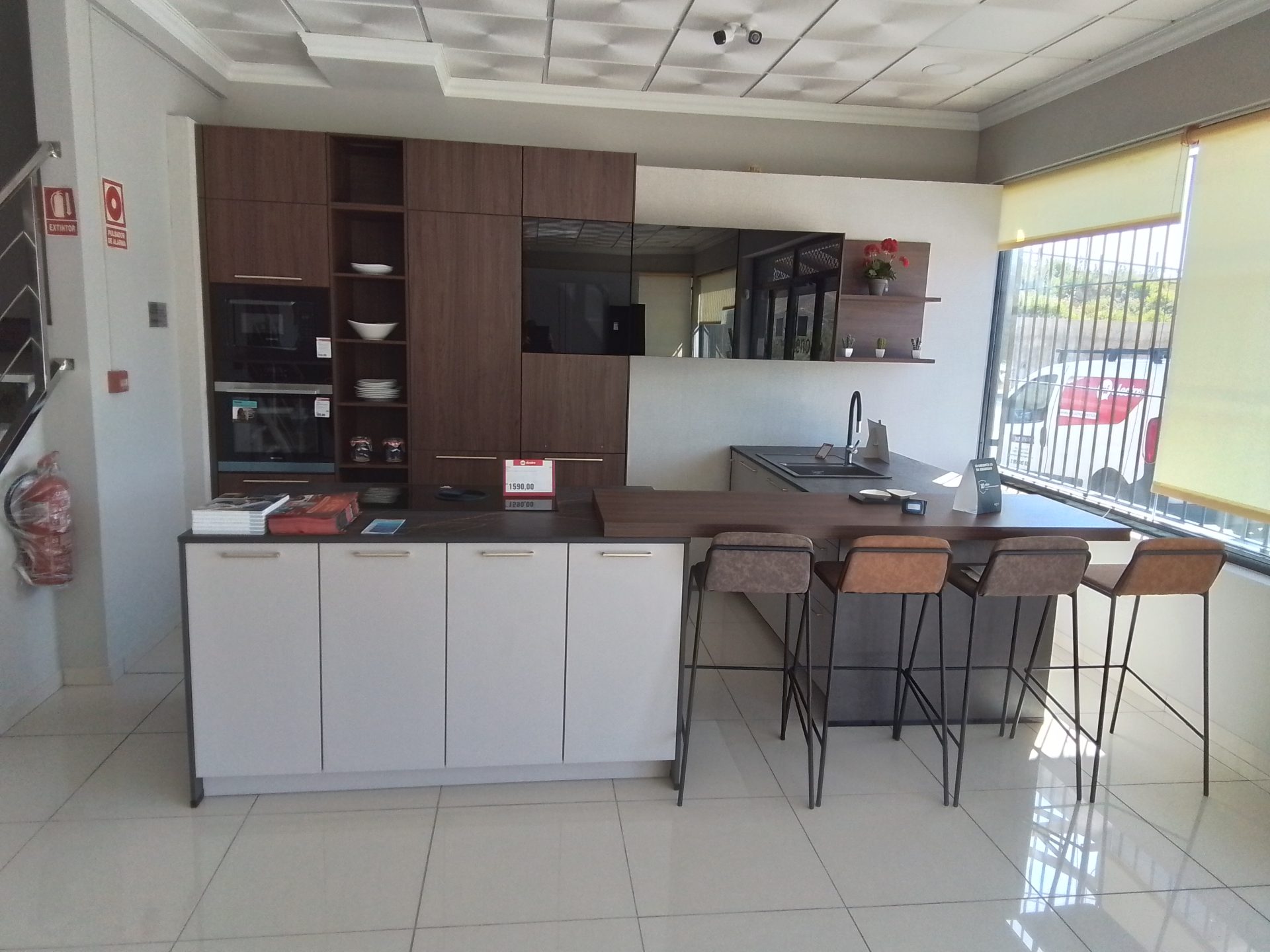 Cocina moderna con barra alta