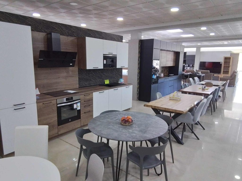 Cocina moderna con mesa y sillas