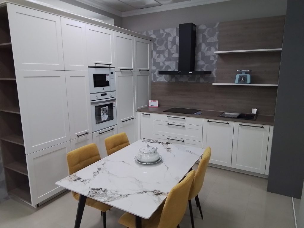 Cocina moderna con mesa blanca