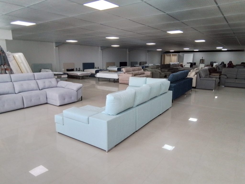 Sala con sofás exhibidos