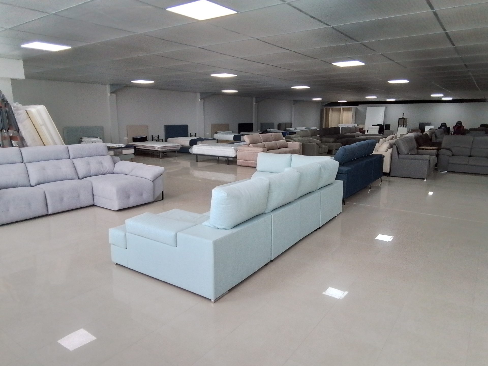 Sala con sofás exhibidos