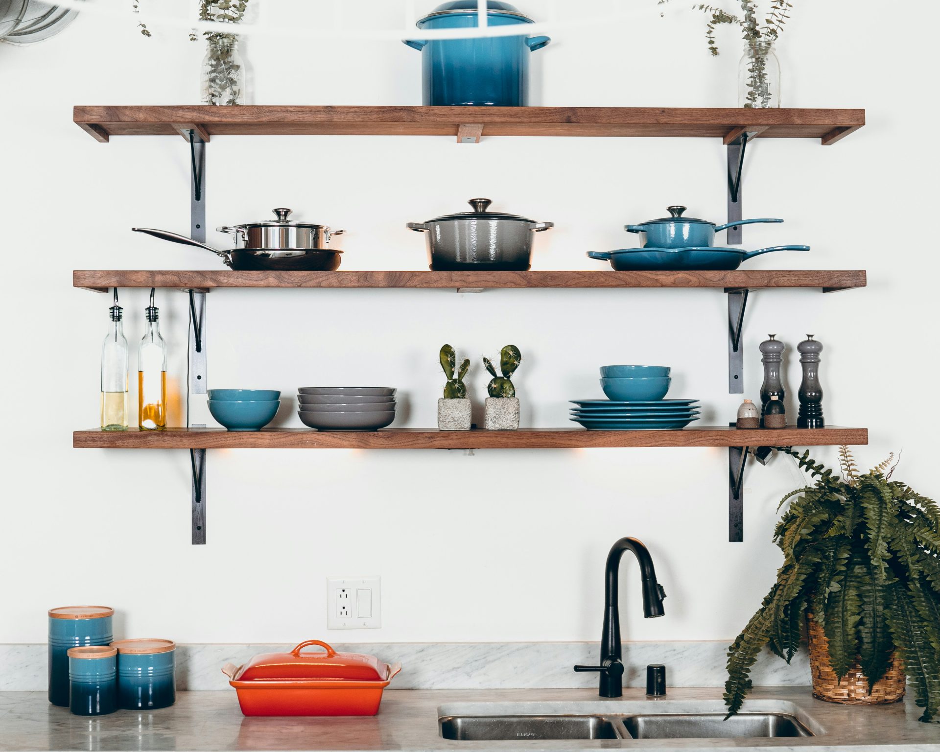 Juego de utensilios de cocina en estantes flotantes